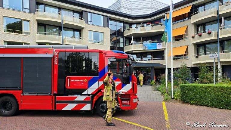 Entersnieuws's tweet photo. Bewoner Reggedal opgesloten in lift https://t.co/JIbe0AGSn1 https://t.co/t0FC3xvJMc