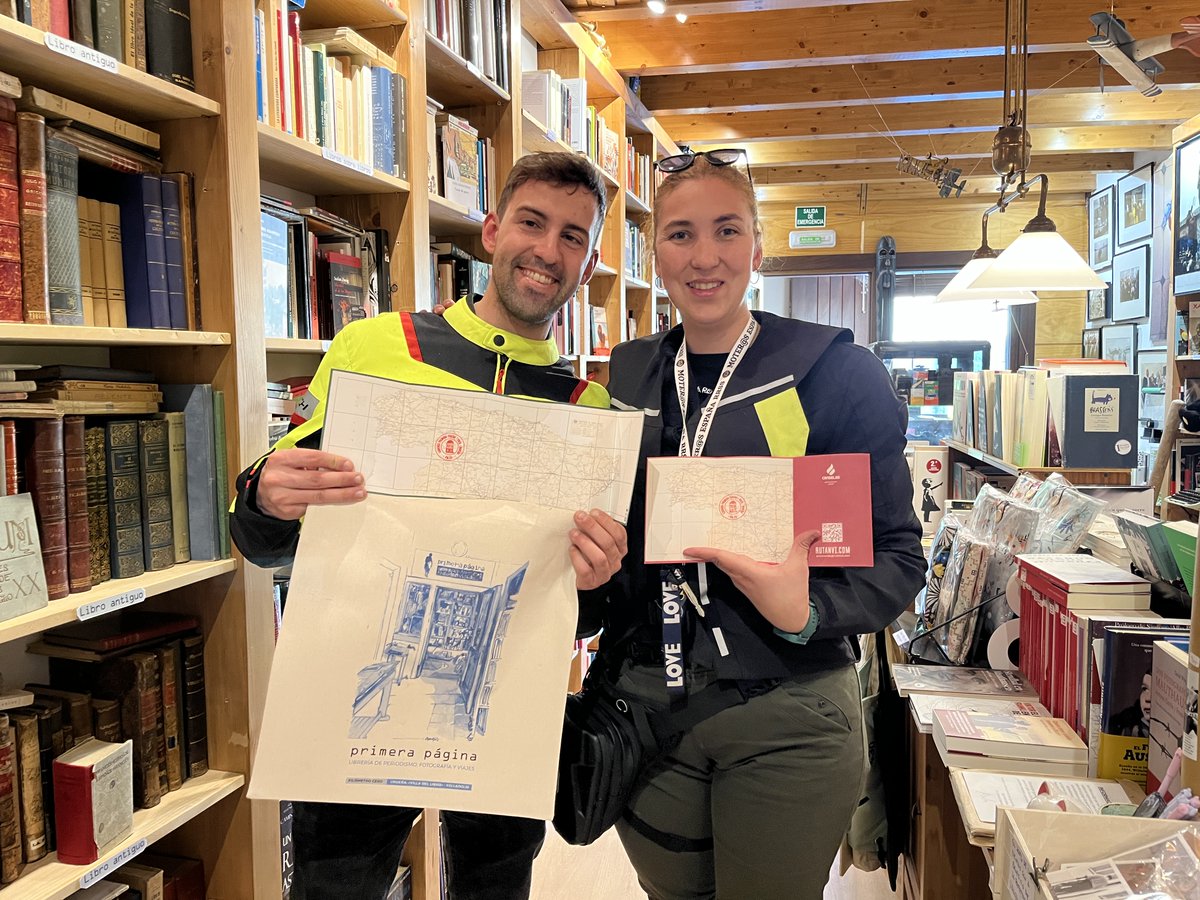 Aida e Ismael, moteros, han elegido Primera página como primer punto de sellado de sus pasaportes en la Ruta N-VI. Es una alegría recibir a viajeros tan simpáticos y auténticos. Piensan hacer el trayecto como corresponde, despacio, deteniéndose a conocer los lugares ⤵️