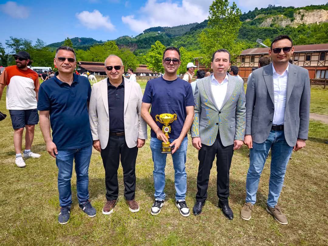 Ünye Belediyemiz ve Türkiye Geleneksel Atlı Spor Dalları Federasyonu işbirliği ile Ünye Belediyesi Binicilik Tesislerinde gerçekleştirilen Rahvan At Yarışlarını heyecanla izledik.
Yarışlara katılan at sahiplerine teşekkür ediyor,dereceye girenleri tebrik ediyorum.