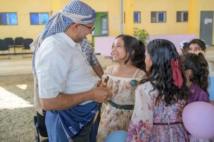 نعم هو القائد الأب والاخ للجميع
هذه هي أخلاق قائدنا واخلاق ال عفاش بشكل عام 

نعم بكل محبة ووفاء شارك القائد طارق صالح
اسر الشهداءوالجرحى فرحة عيد الاضحى
 ومؤكداً أن تضحياتهم هي نبراس المجد وطريق النصر
#عيد_الأضحى #طارق_صالح #المقاومة_الوطنية #اليمن #أبطال_الجبهات
