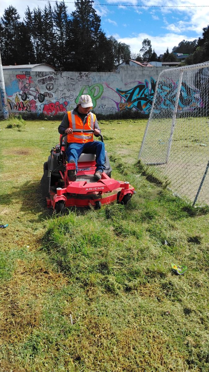 #Atención | Como parte del mantenimiento de la Autopista General Rumiñahui, trabajamos en el adecentamiento de áreas verdes en el sector del barrio Collacoto.