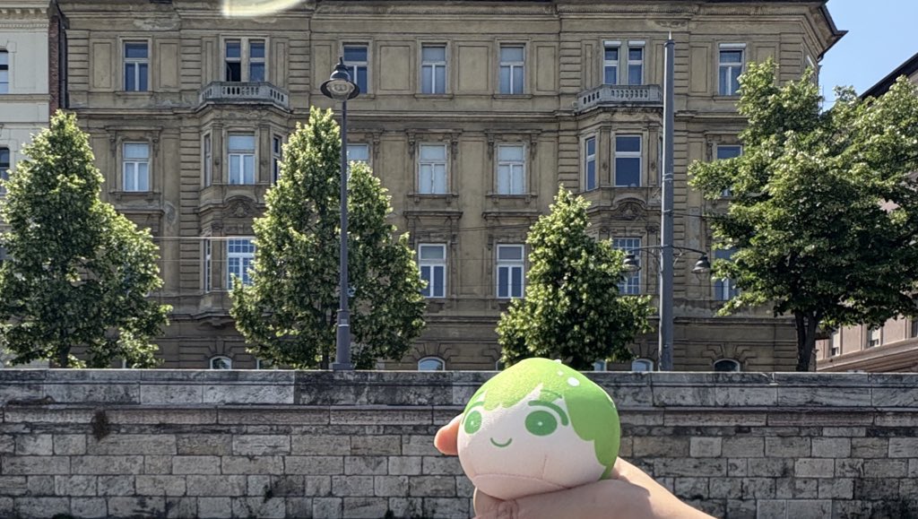 ah_zm's tweet photo. 旅の終わり
海外の方、自由な人が他に多すぎて音楽直で流しながらぶらぶらしてても大丈夫だった。BGMはずっと:what’s your next target?
カトタツの最高楽曲をブダペストの人々に聞かせまくって外歩いた🚶‍♀️🎵 https://t.co/ElEOK6mR36