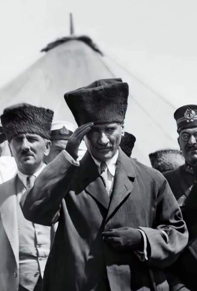 Hayatımın en bahtiyar anı, Yunan ordularını Afyon ve Dumlupınar Meydan Muharebeleri'nde imha ettiğim ve memleketimin kurtulduğunu bildiğim andı.

Mustafa Kemal, 1923...