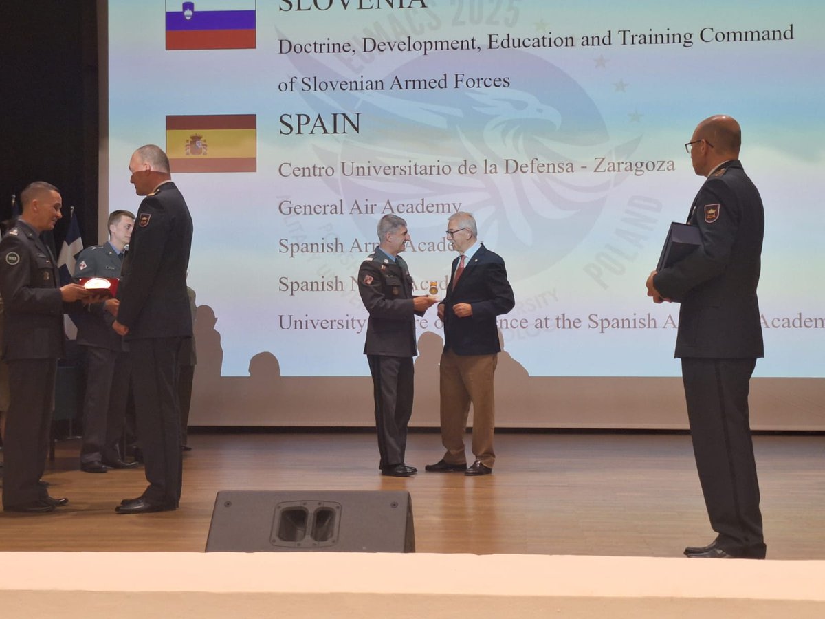 CUDZaragoza's tweet image. Los directores del @CUDZaragoza y la Academia General Militar #AGM_ET intercambiaron perspectivas sobre el futuro de la formación militar con sus homólogos europeos en el seminario EUMACS 2025 cud-agm.es/news/item/93