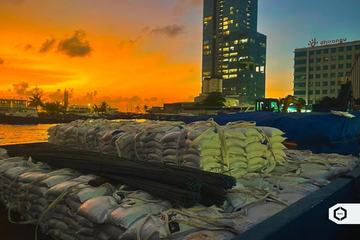 rdcmaldives's tweet photo. ނ. މަނަދޫ އަދި ނ. ކެނދިކުޅުދޫގެ މަގުތައް ޒަމާނީ ފެންވަރަށް ތަރައްޤީކުރުމުގެ މަޝްރޫއުއަށް ބޭނުންވާ ސާމާނު އަދި ވެހިކަލްތައް ފޮނުވުމުގެ މަސައްކަތް ދަނީ ކުރަމުންނެވެ. 

#TeamRDC https://t.co/rw55Zq9lWX