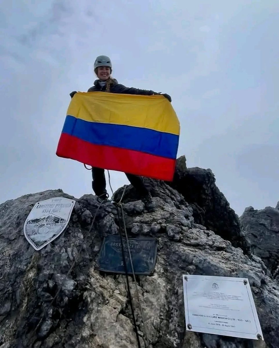 DeportColombia's tweet photo. ¡HISTÓRICO 🤩! Margarita Moreno brilla desde lo más alto del planeta 🏔️

Con 39 años, sin grandes patrocinios y siendo autodidacta, la bogotana Margarita Moreno alcanzó la cima del Everest y se convirtió en la primera mujer colombiana en completar las Siete Cumbres 🌍.

🏔️ Las 7 cumbres que conquistó:
🇹🇿 Kilimanjaro (África)
🇦🇷 Aconcagua (Sudamérica)
🇺🇸 Denalí (Norteamérica)
🇳🇵 Everest (Asia)
🇷🇺 Elbrus (Europa)
🇮🇩 Pirámide Carstensz (Oceanía)
🇦🇶 Vinson Massif (Antártida)

Su recorrido fue mucho más que una lista de cumbres: fue un camino de resistencia física, retos económicos y una profunda determinación personal.

¡Orgullo Colombiano! 💛💛💙❤️