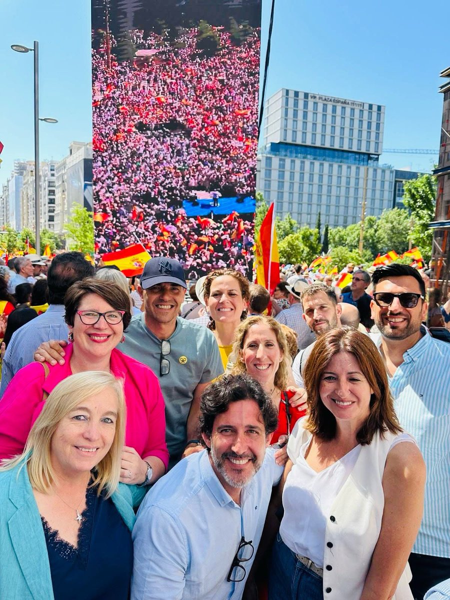 Los populares de #Fuengirola hemos estado presente en la protesta contra la corrupción que rodea a Pedro Sánchez, convocada hoy en Madrid.

🇪🇸 Desde Fuengirola decimos alto y claro: ¡España merece democracia, no privilegios! 

#MafiaODemocracia