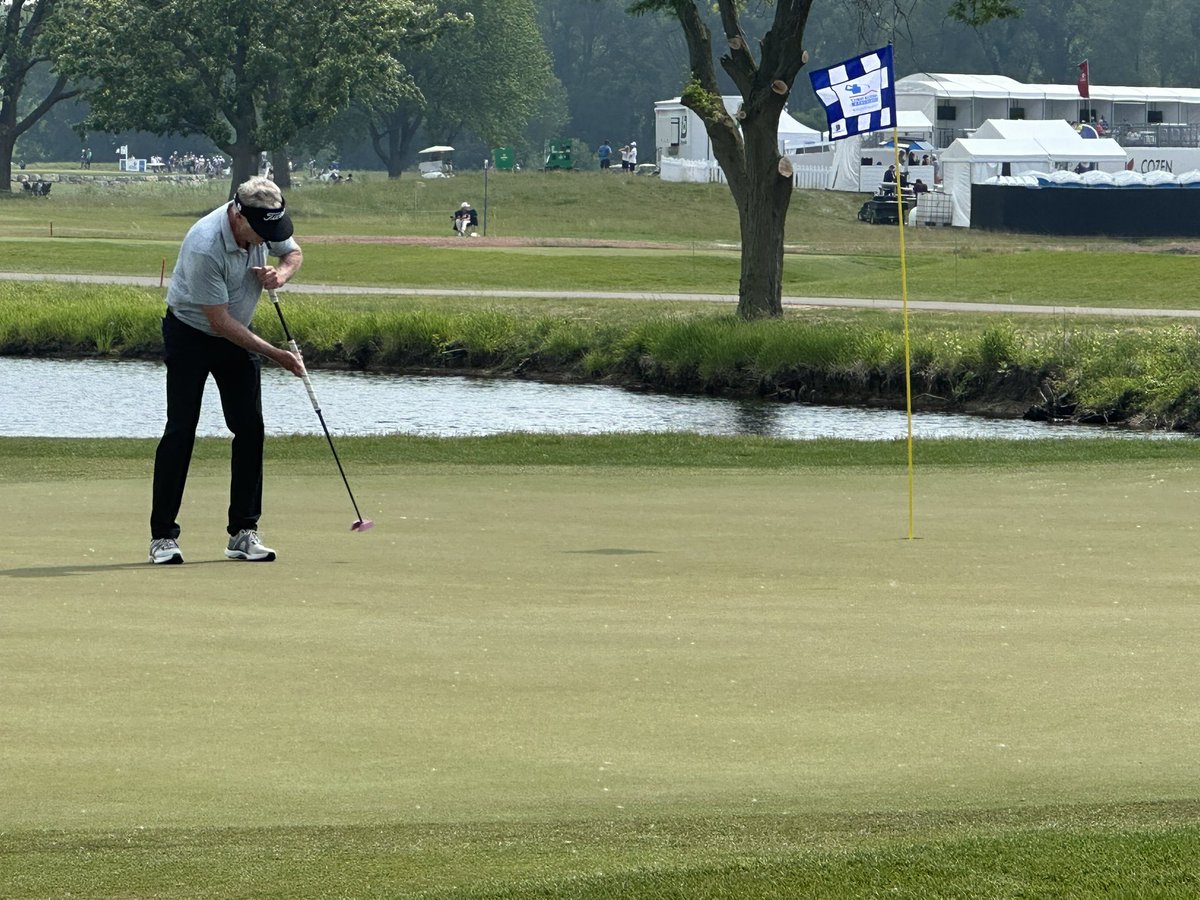 JFiWISN's tweet image. At the AmFam Championship where the REAL ATHLETES putt w/lung darts