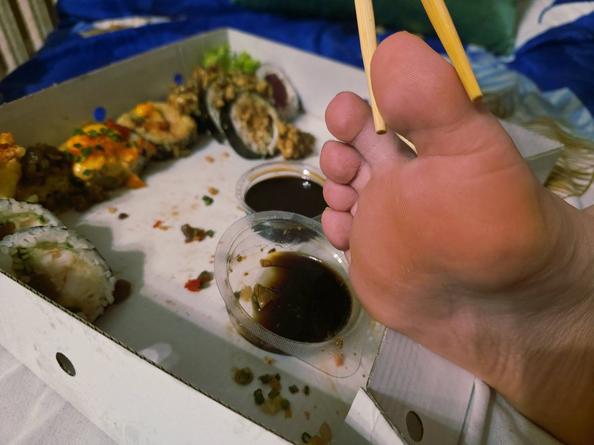 Bogini odpoczywa w domu delektując sie sushi 🍣 a ty psi€ masz zwrócić 💸 za Moje zachcianki na kolanach błagając o uwagę.