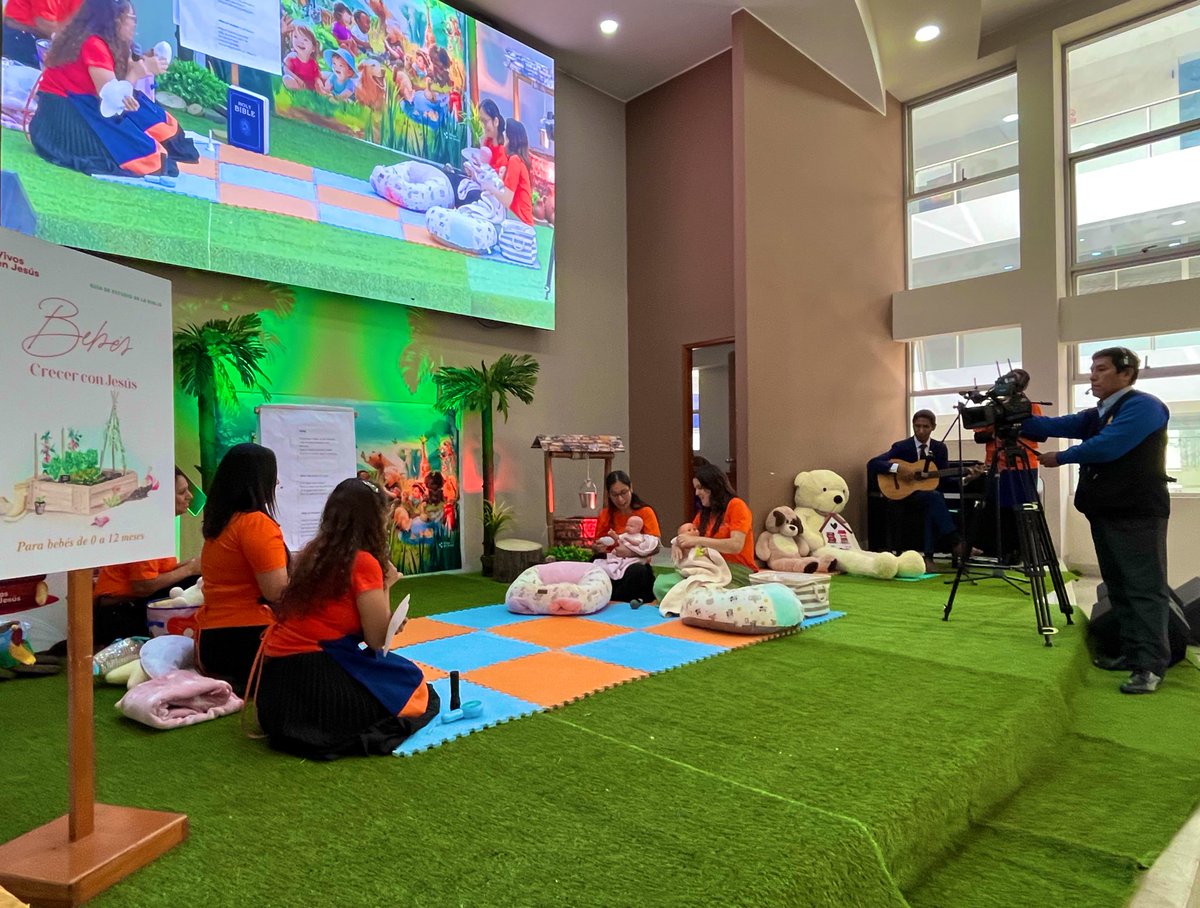 AdventistasAPCE's tweet photo. ✨ ¡Vivimos una experiencia hermosa en la IASD Central de Ñaña!⛪️
La Clase Modelo de Bebés con el nuevo currículo “Vivos en Jesús” está llenando corazones de ternura y fe. 💛🍼

📖 Formamos discípulos desde bebés con amor, música y la presencia de Jesús.👑
#VivosEnJesús #APCE https://t.co/xzmc8opLrH