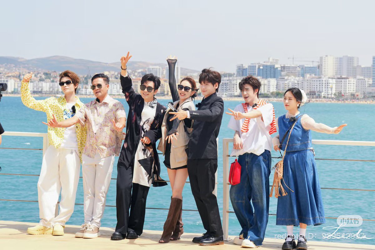Ronke_z's tweet photo. Chinese restaurant season 9 group photo.. I absolutely love that everyone has their own style but yet blends so harmoniously.
What a group.. I’ll miss all the leaks #DingYuxi #ShenYue #Xiaoming #ChineseRestaurantS9 https://t.co/9itGcusLoa
