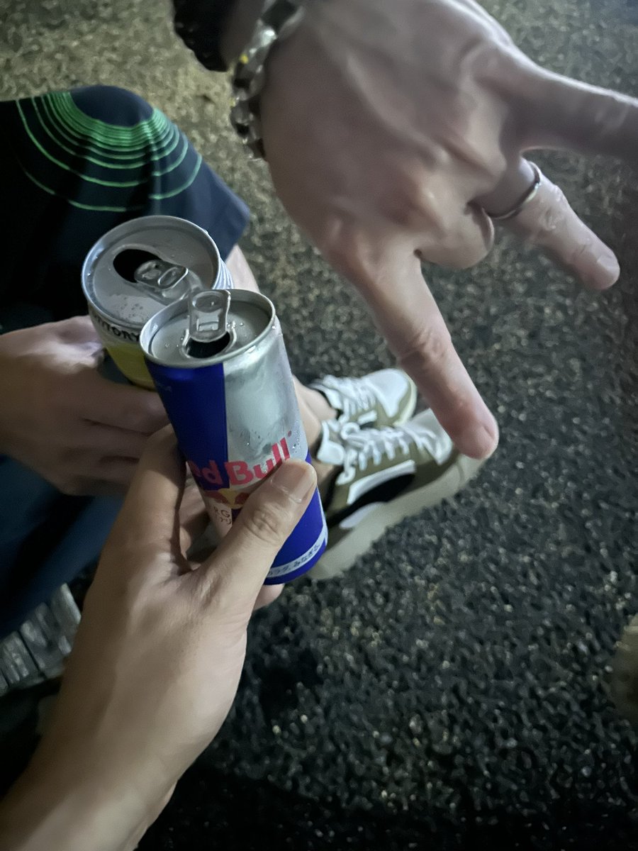 19歳の頃に組んでたバンドのドラマーと公園飲み🍺
昔話に花が咲くねぇ…！！