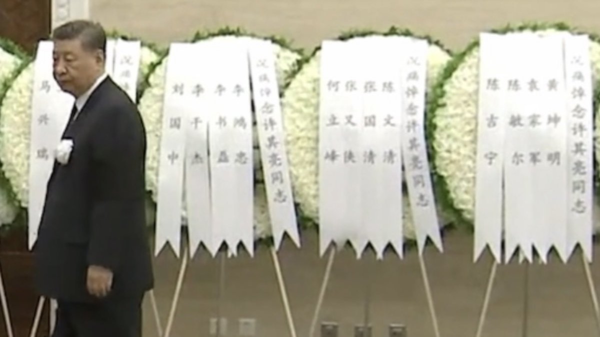 jenniferzeng97's tweet photo. Today, former vice chairman of the CCP’s Central Military Commission Xu Qilang’s farewell ceremony was held in Beijing. Xi Jinping was there, but the biggest highlight was that He Weidong, a member of the Political Bureau of the CCP’s Central Committee and Vice Chairman of the Central Military Commission, did not send a wreath to Xu Qiliang. 

He Weidong’s name should have appeared between Li Hongzhong and He Lifeng. He Weidong was the only Political Bureau member who did not send a wreath to Xu Qiliang. 

The names of retired Political Bureau members, such as Chen Quanguo, were all listed! 

This is sufficient to indicate that He Weidong is no longer a member of the Political Bureau, nor does he still have the status of a Political Bureau member. It is even less likely that he was on vacation or secretly planning military operations against Taiwan at the Fujian front. 

The only explanation is that He Weidong has been removed and is dead. 

A dead person cannot possibly send a wreath, which once again proves that the previous news I shared about He Weidong’s arrest and death is highly reliable.
