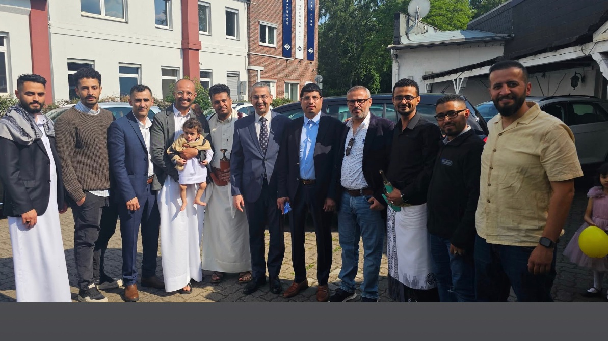 EmbassyYemen's tweet image. شارك السفير لؤي الارياني ابناء الجالية اليمنية في ولاية ساكسونيا السفلى الاحتفال الذي اقاموه بمدينة هانوفر بمناسبة عيد الاضحى المبارك، والقى بهذه المناسبة كلمة عبر فيها عن سعادته بحضوره للفعالية وأكد على ان كل يمني هو سفير لليمن في المانيا، معبرا عن اعتزازه بنجاحات وانجازات ابناء…