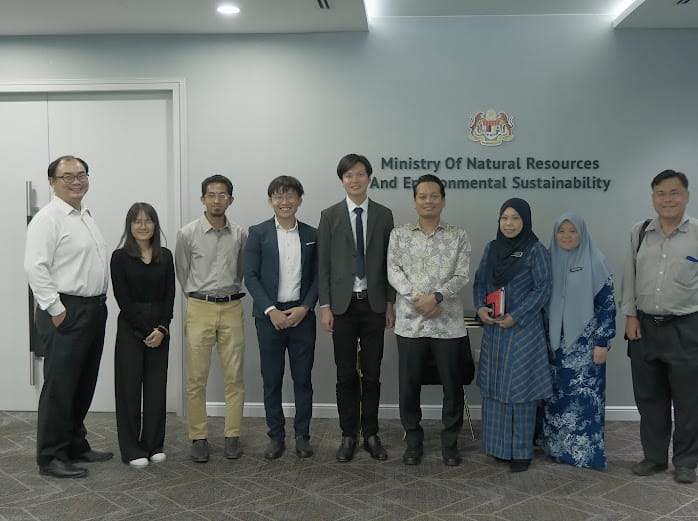 szehoong's tweet photo. We,@adi_husaini Adi,Gabriel Lim @myshinshin &amp;  I,together with BikeCommute, met with @niknazmi Nik Nazmi,Minister of NREC @ his office last week, a day before the minister's resignation.We r perhaps the last engagement of the minister officially. We engaged on Setiawangsa issues. https://t.co/sL4Pu2eVJt