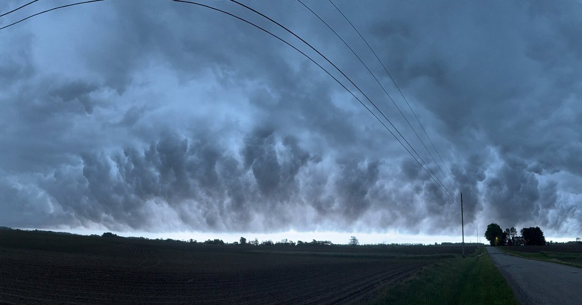 StormChaseTeam's tweet image. Happy Sunday! Today’s #StormySunday photo was taken by Chase Epps on May 20, 2025 in Crawfordsville, Illinois🌧️