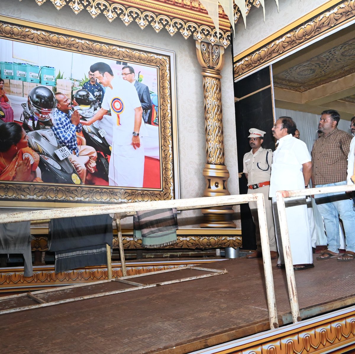 சேலம் மாவட்டத்தில் பல்வேறு நிகழ்ச்சிகளில் பங்கேற்பதற்காக கழக தலைவர்,மாண்புமிகு தமிழ்நாடு முதலமைச்சர் <a href="/mkstalin/">M.K.Stalin</a>  அவர்கள் வருகின்ற 11ஆம் தேதி வருகை தர உள்ளார்.முதலமைச்சர் கலந்து கொள்ளவிருக்கும் சேலம் மருத்துவ கல்லூரி மைதானத்தில் விழா மேடை அமைக்கும் பணிகள், பாதுகாப்பு