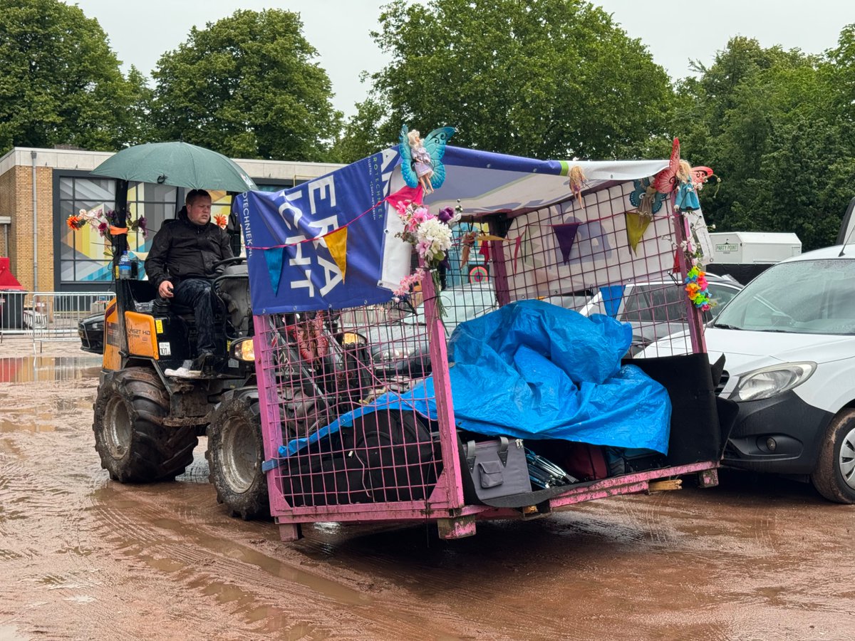 festival in de achterhoek en onze backline wordt naar de stage gebracht met een trekker