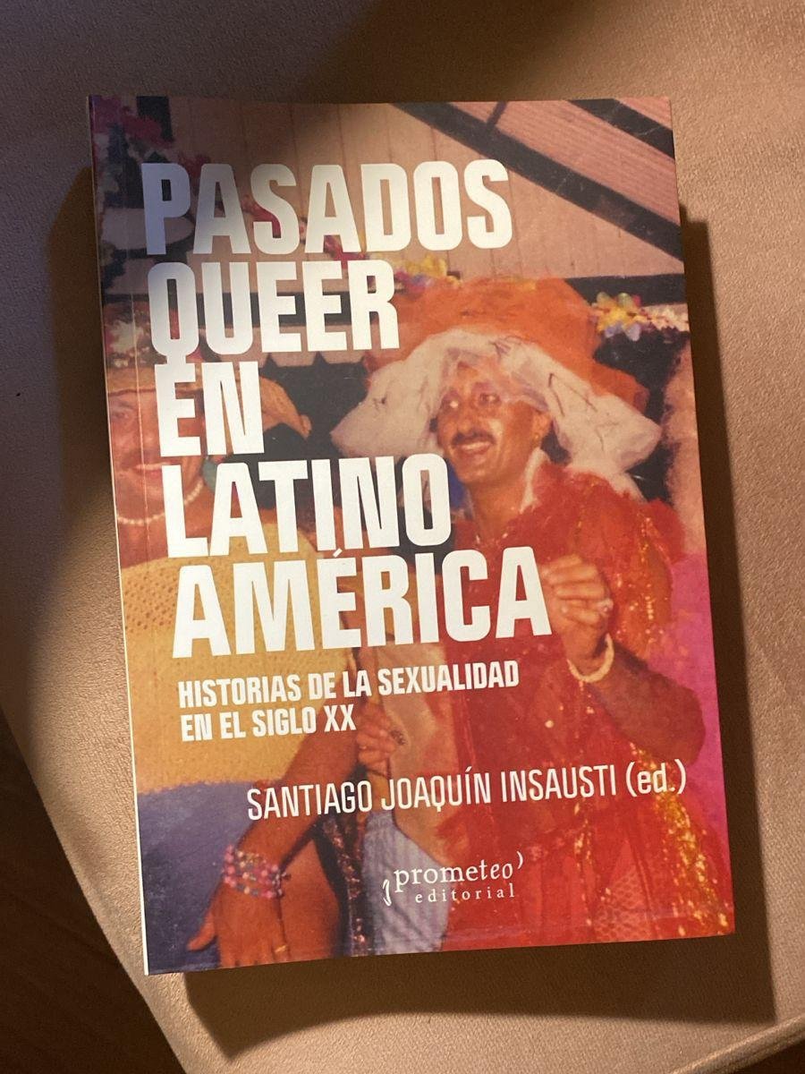 Olvide contarles por aqui que hace poco salio este librazo: Pasados Queer en Latinoamerica, editado por Joaquin Insausti con muchisimo amor. Hay muy buenos capitulos de amigos y colegas, y tambien un humilde capitulo de mi autoria sobre el Frente de Travestis.