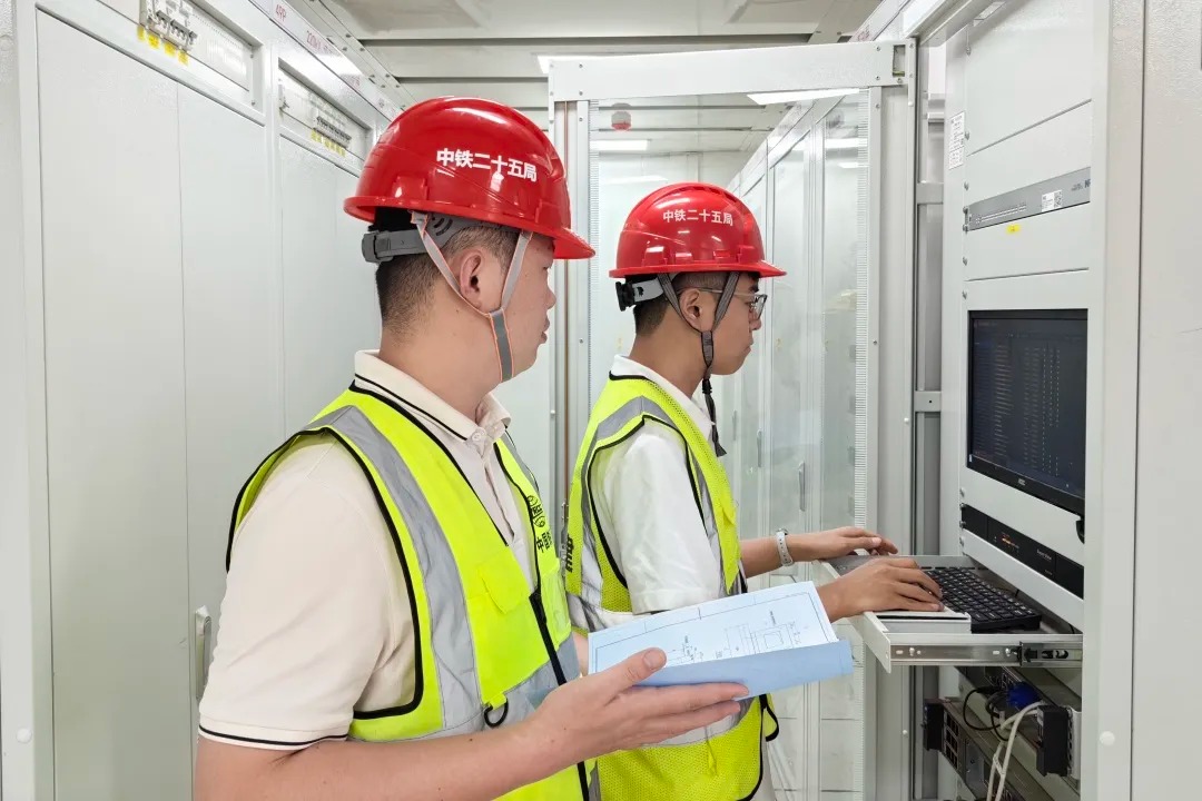 #CRCCUpdates The 200MW/400MWh Nanhua Independent Shared Energy Storage Station in #Yunnan Province, built by #CRCC, has been connected to the grid. With an annual charge-discharge capacity of 200 million kWh, it’s expected to cut carbon emissions by 93,000 tons.⚡️💚