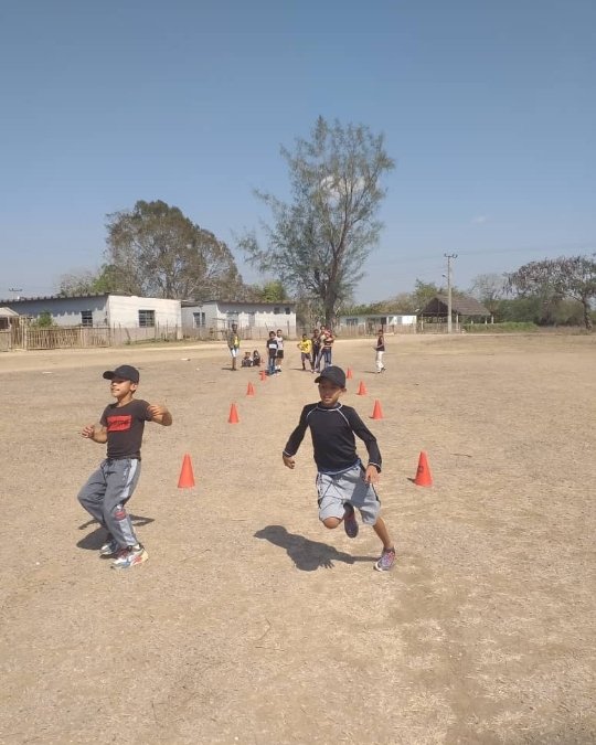 Este fin de semana los niños del Consejo Popular Cauto Oeste en la comunidad de Pestán disfrutaron de las propuestas de actividades a cargo de los profes de Educación Física y los técnicos del INDER. 
#EducaciónGranma 
#EducacionCautoCristo 
#CubaMined 
#CautoCristo