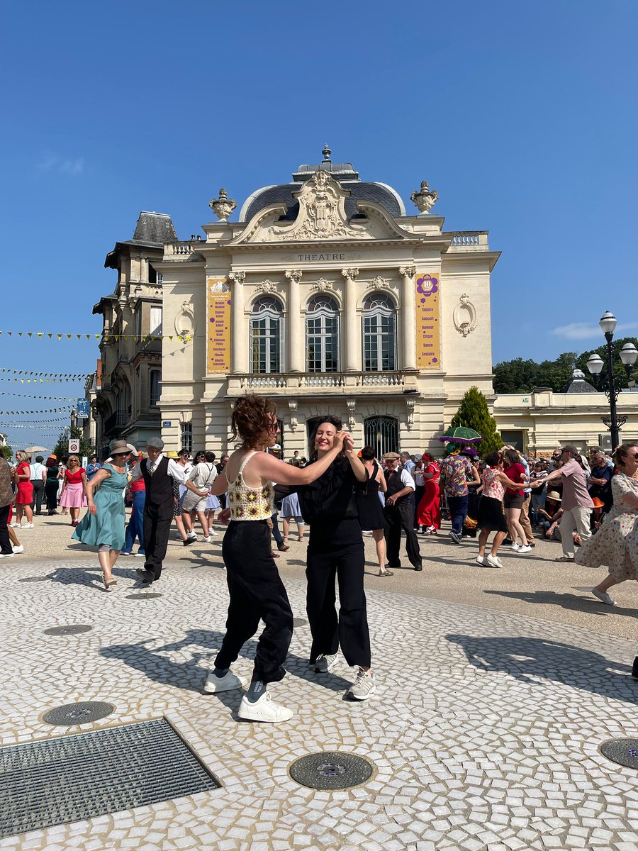 Chatel_Guyon's tweet photo. #JazzAuxSources2025 

Encore une seconde parade magnifique pour ce dimanche au festival #jazzauxsources de Châtel-Guyon 😍 une ambiance de fête, du swing et des sourires... 🥳🥳

BRAVO à tous les danseurs, musiciens, festivaliers, et aux bénévoles de l'association 👏👏👏 https://t.co/0zgabw4frd