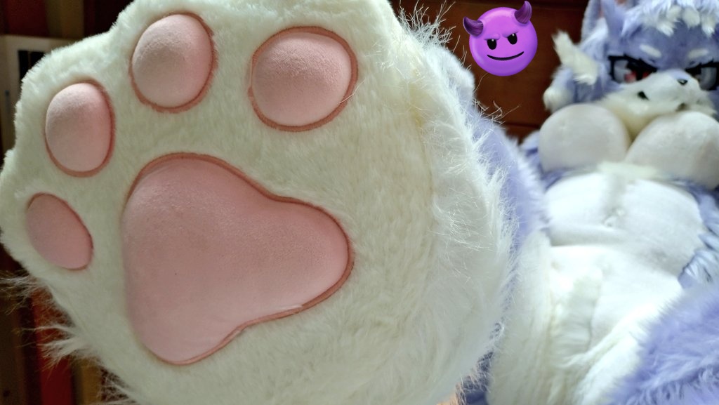 kmoonnightwolf's tweet photo. そこに居ると踏み潰しちゃうわよ🐾

#FursuitEveryday 
#Macro  #MacroMonday 
#fursuit #macrofurry #SizeTwitter #Giant #macrophile 
#巨大化 
#サイズフェチ https://t.co/qS5sC74lvg