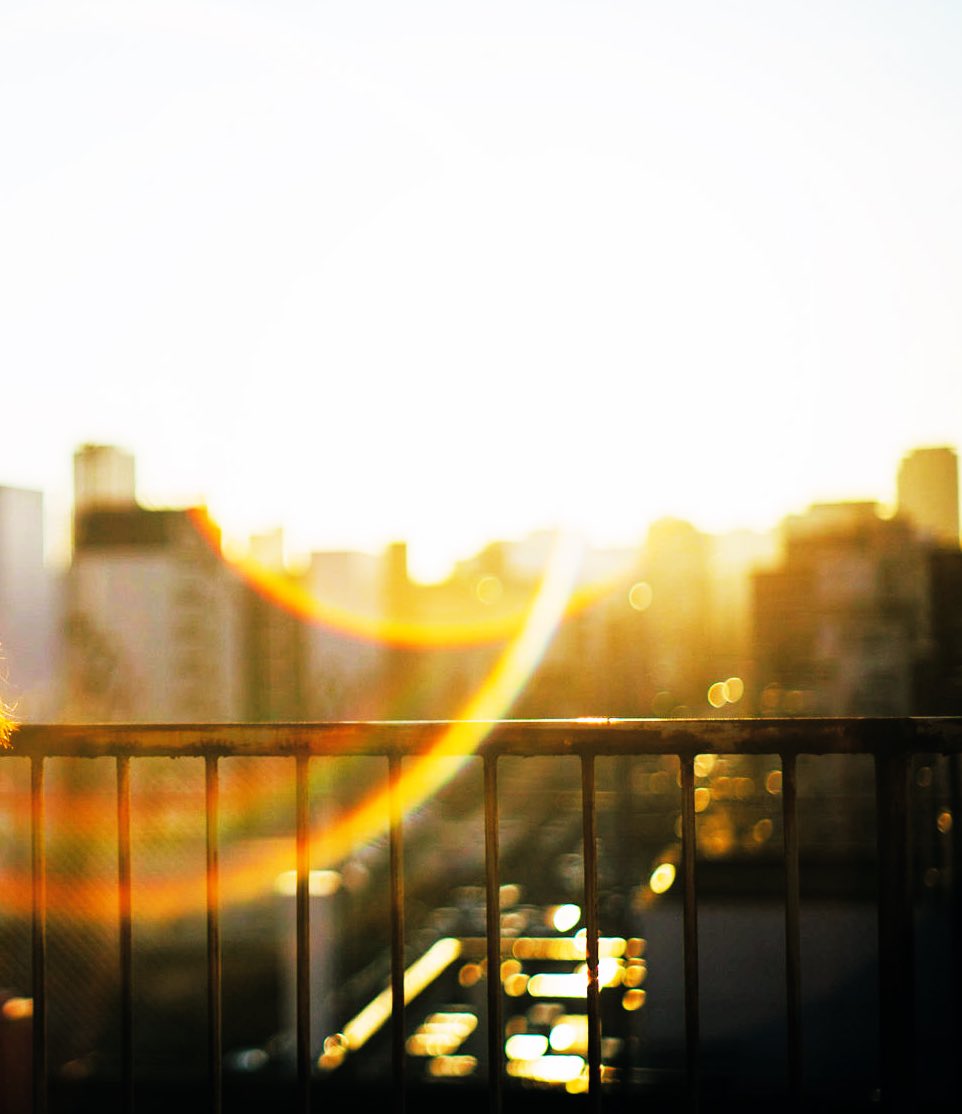 your__times's tweet photo. 今を 見上げてる
僕と君

風を感じる 暇さえない 
時の流れに

愚痴よりも 小さな 
ため息を吐いた

深呼吸しよう 
日々の窮屈さに
行き詰まってしまうから

数多の希望を 吸い込んで
目を瞑って 飲み込もう

心を写す レントゲンに
たくさんの光が
広がっている事でしょう https://t.co/k7OIiZQawg