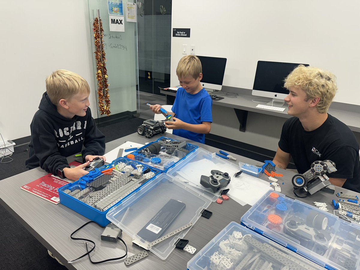 Last Chance to Register! June 9th - 13th
🐨🐯🐮Junior Robotics🛞
👉🔜icodeschool.com/southlake108/c… 
#Minecraft #Roblox #spring2025 #summer2025 #Southlake #Grapevine #Keller #TrophyClub #Roanoke #Colleyville #Euless #Dragons #HourOfCode #CISD #GCISD #KISD #BISD #NRH #ChatGPT #AI