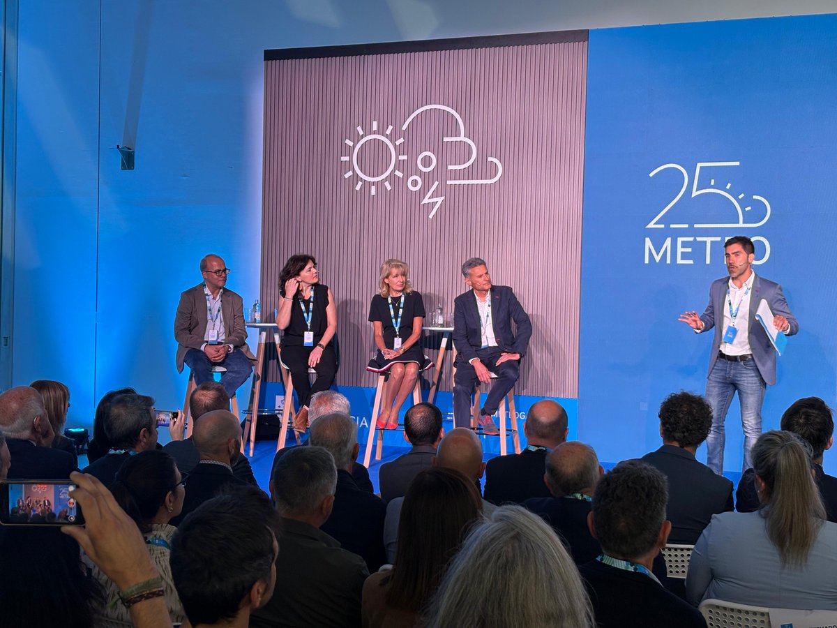 Este ano celebramos o 25 Aniversario de MeteoGalicia. Queremos mostrar o noso agradecemento á xente que nos apoiou estes anos: Grazas!

Lonxe queda xa a nosa primeira predición, pero a ilusión por levar a nosa achega meteorolóxica á sociedade galega é a mesma do primeiro día🥹