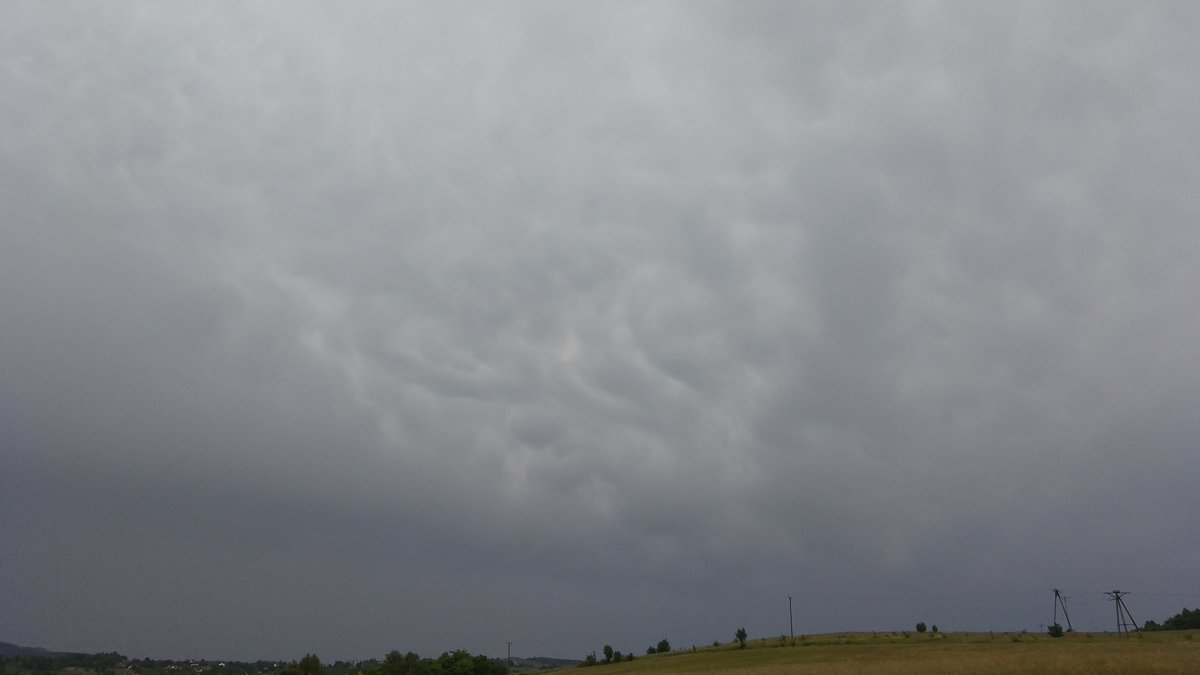 MeteoSynop's tweet image. Po popołudniowej burzy czuć już chłodne powietrze.

Nowa Ruda, 18:00
☁️⩾7/8 - Cu, Sc (5/8), Cs (Cʟ = 8, Cᴍ = 0, Cʜ = 8)
temperatura: 14,8°C
temperatura punktu rosy: 9,4°C
wiatr 230°↗️o prędkości 5 m/s, porywy 11 m/s
widzialność: 35 km
ciśnienie względne: 1012,2 hPa(+0,1 hPa/3h)