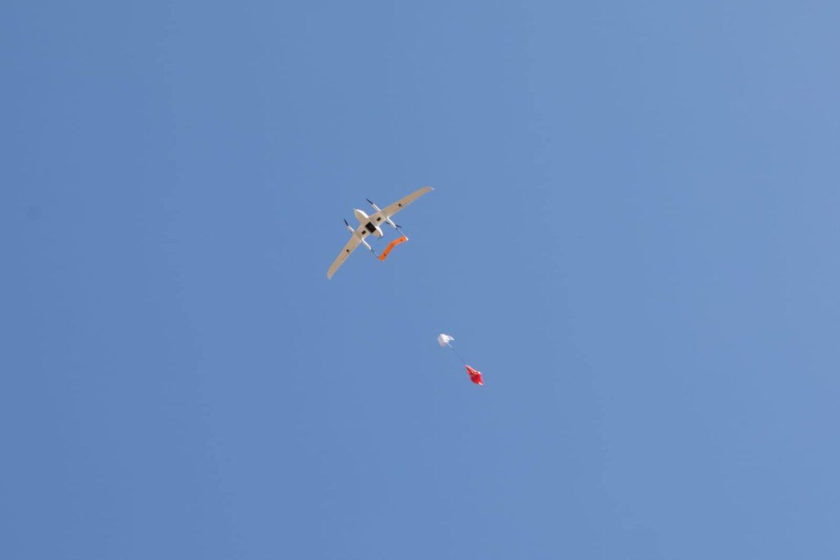 A Madagascar, l’utilisation de drones a permis de surmonter des obstacles importants qui entravaient la prestation de soins médicaux essentiels dans les zones les plus isolées. Les drones ont permis de livrer + 300 kg de fournitures médicales dans les régions du sud et du sud-est