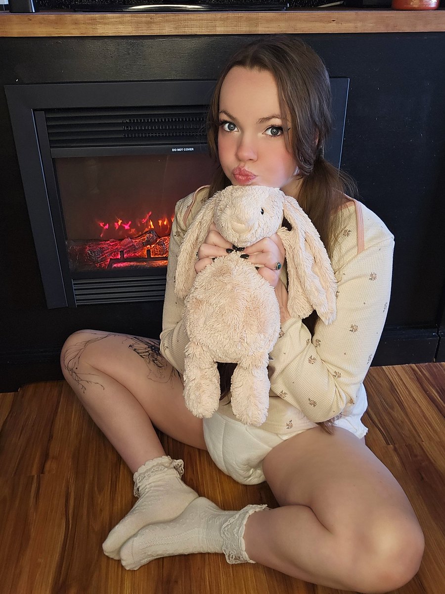 Kaye__Kat's tweet photo. This is flopsy she is really soft and one of my favorite stuffies 🥰 https://t.co/F94ai612vY