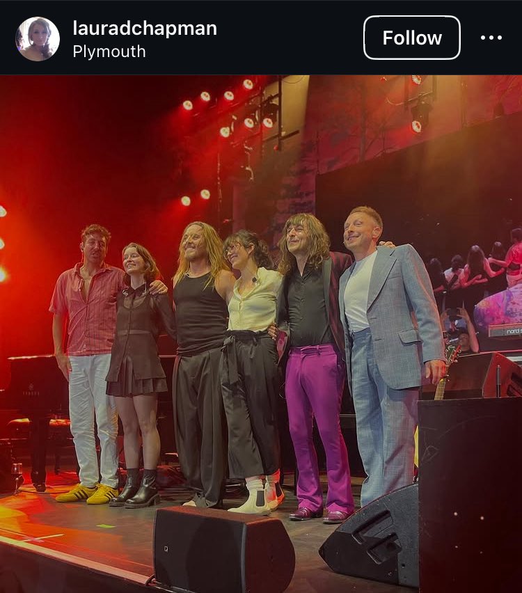 Everybody’s pal <a href="/maganarama/">Magana</a> is playing on tour with Tim Minchin rn.

I’d love for you to listen to her solo music, if you haven’t. 

‘Teeth’ is a great fucking record.

open.spotify.com/artist/4LFGqhx…