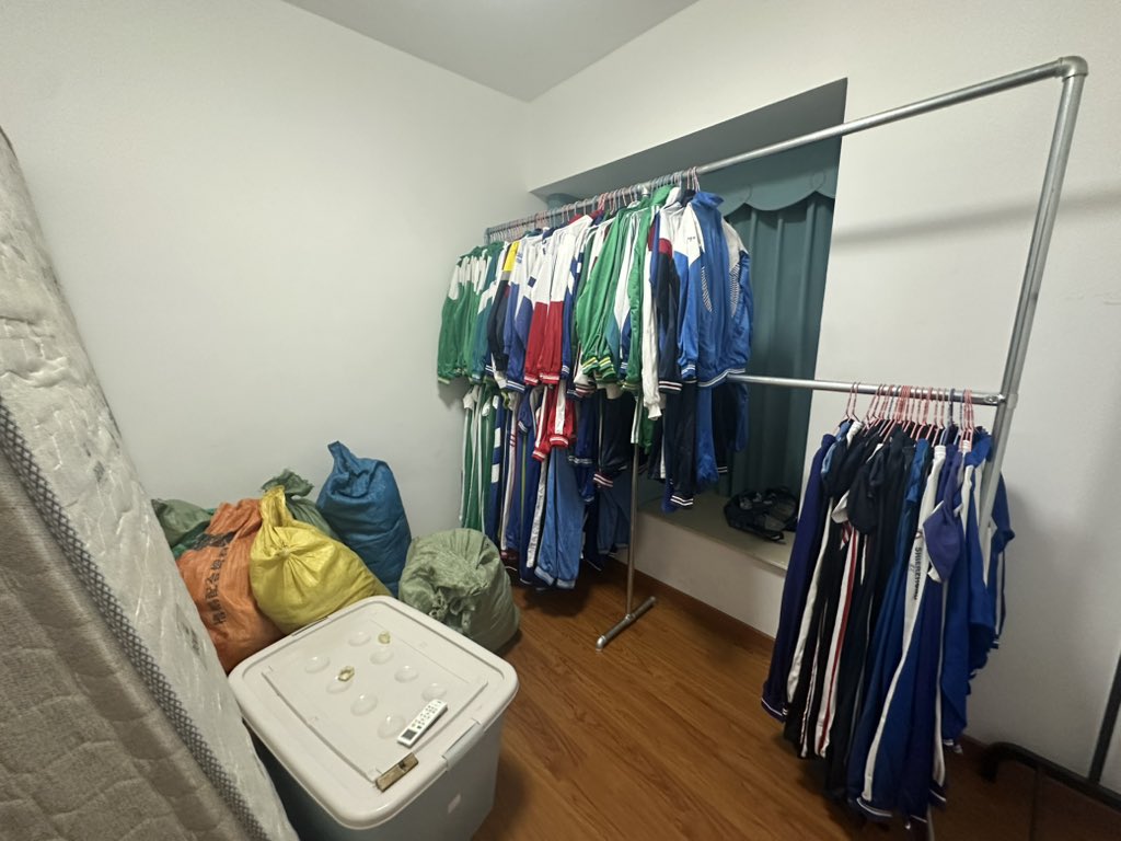 找玩校服的，金光绒，广州从化区，也可以做室友，校服给你玩个够