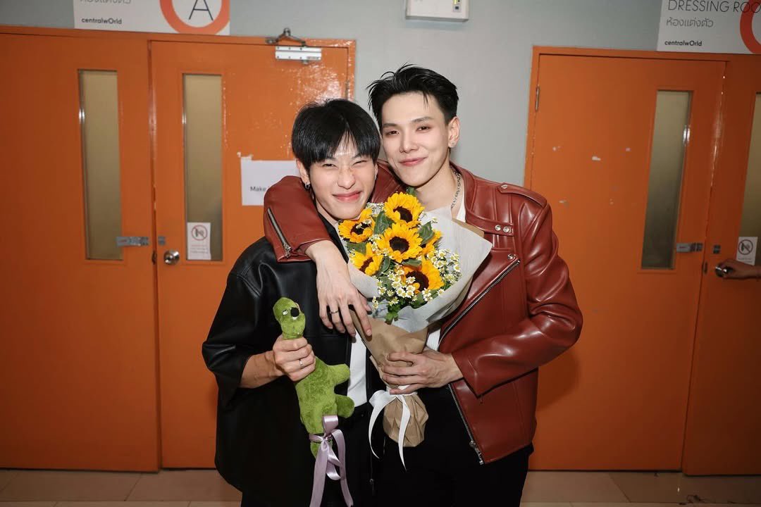 เพิ่งเห็นว่ายัยมานถือไดโน่วไปด้วย แล้วมวลของรูปนี้คือน่ารักมากๆ เหมาะสมกันมากๆ อ่ะ คือลงตัวทุกอย่างขนาดนั้นได้ยังไง เคมีคู่โหดมาก โคตรจะพอดีกันอ่ะ พี่นักร้องน้องดาราของจริง ยิ่งกว่าหลุดออกมาจากฟิคอีก TT

#ต้าห์อู๋ออฟโรด #DaouOffroad