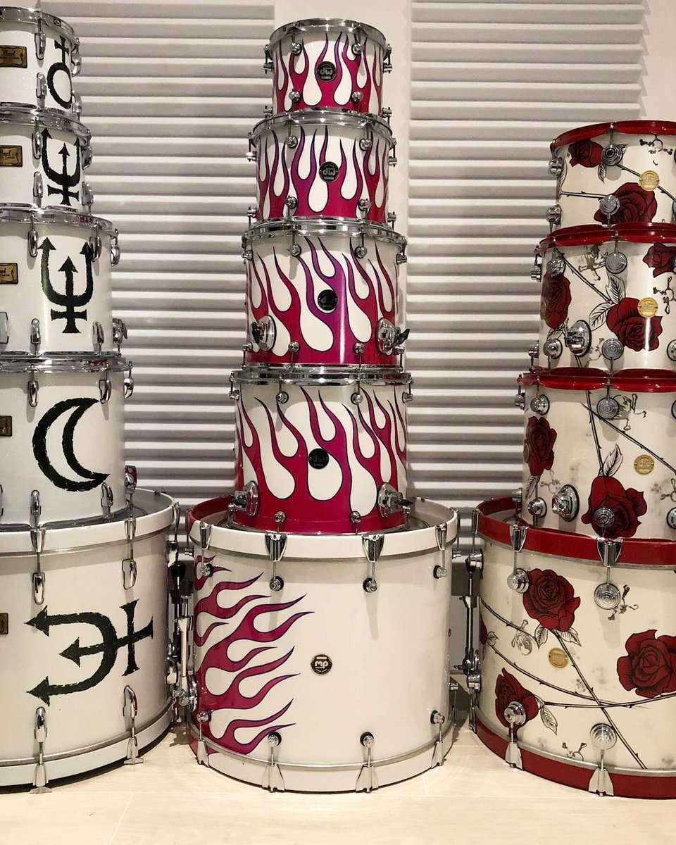 Which kit would you pick? 🌙 vs 🔥 vs 🌹? • #repost Alex Gonzalez (Maná)