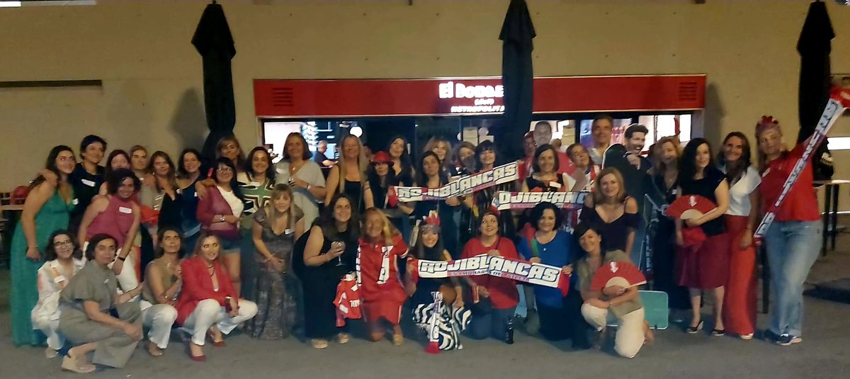 Qué orgullo de Peña, <a href="/rojiblancasATM/">RojiblancasATM</a>!!!! Mujeres enamoradas del <a href="/Atleti/">Atlético de Madrid</a>, divertidas, apasionadas, diferentes y hermanadas por un sentimiento. Grandes mujeres!
Qué fiesta tan divertida vivimos el viernes! Gracias a nuestra Junta por organizar todo con tanto mimo!