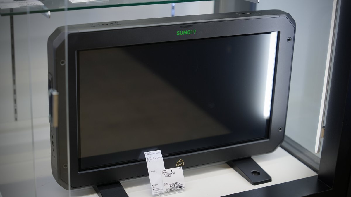 fujiya_dougakan's tweet image. ATOMOS SUMO モニター入荷!!
19インチの大画面は現場でも重宝し、収録&amp;amp;モニタリングもこれ一台で。
HDMI × 1 、12G-SDI × 4入力、48vファンタム電源付きXLRバランスオーディオ入力などなど
fujiya-camera.co.jp/shop/g/gC21201…
#DIT