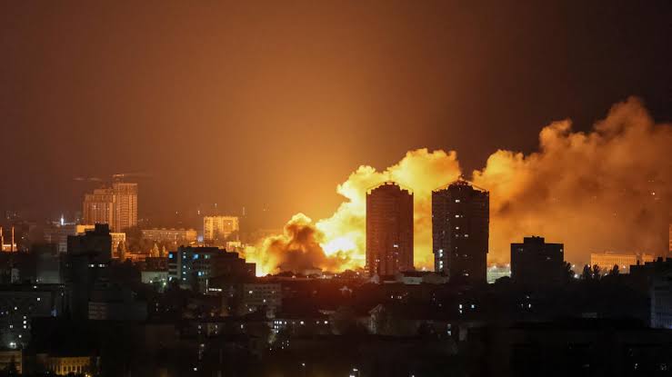 Worldwire365's tweet photo. 🎇 Russia Plans Retaliation Over Ukraine Drone Raids

Western officials warn Russia’s “vicious and unrelenting” retaliation for Ukraine’s Operation Spider’s Web is yet to begin. Major escalation expected. #UkraineWar #Russia #OperationSpiderWeb https://t.co/SUCeljsF4L
