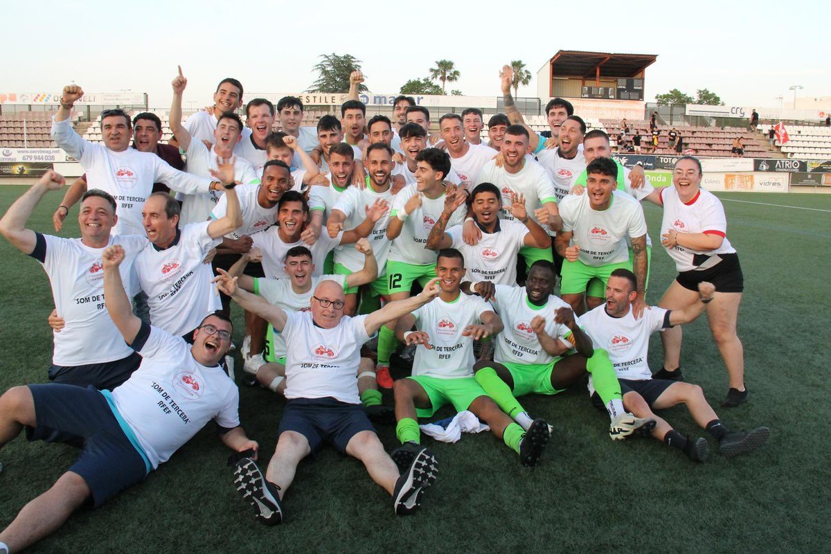 guillembc23's tweet photo. El fútbol te quita y te da la vida.

Hace un año tocábamos fondo después de la lesión que me dejó sin poder jugar todo el año y este año toca ver la otra cara de la moneda.

Hablábamos de como sería si esto pasara, y ha pasado💙.
 
SOMOS DE 3RFEF @cfcolonoficial ⚽️ https://t.co/If1r6LcZnd