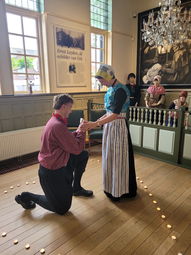 Urkerdag begon in het Museum met een leuk huwelijksaanzoek. Jan Marten had bij ons in de Raadzaal een hart van waxinelichtjes klaar gezet en kwam daarna met haar binnen. Zogenaamd om foto's te maken van hen beiden. Totaal verrast zei ze ja!