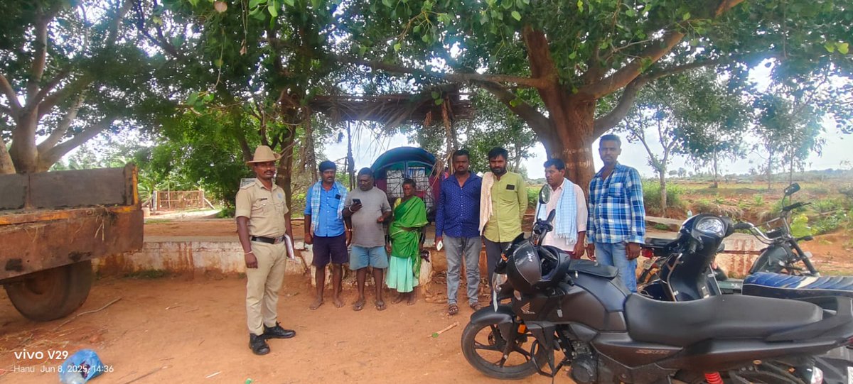 ಈ ದಿನ ದೊಡ್ಡಬೆಳವಂಗಲ ಪೊಲೀಸ್ ಠಾಣಾ ಸರದ್ದಿನಲ್ಲಿ ಗ್ರಾಮ ಗಸ್ತಿನಲ್ಲಿ  ಸೈಬರ್ ವಂಚನೆ ಪ್ರಕರಣ ಬಗ್ಗೆ ತಿಳುವಳಿಕೆ ಹಾಗೂ ಸರಗಳ್ಳತನ ಬಗ್ಗೆ ಎಚ್ಚರಿಕೆ ಯಿಂದಿರಲು ತಿಳುವಳಿಕೆ ನೀಡಲಾಯಿತು