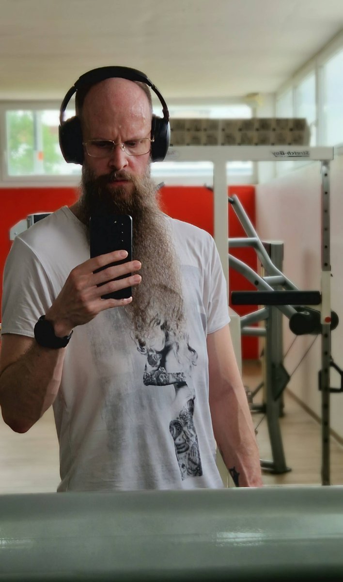 Es ist mir teilweise schon unangenehm, so "alte" Fotos von mir zu sehen. Links vor 2 Jahren, ~93kg und alles an Essen in mich reingestopft ohne drauf zu achten, was ich esse. Rechts heute, ~72kg und deutlich fitter als zuvor. Allein die Haltung ist schon anders und ich fühle mich