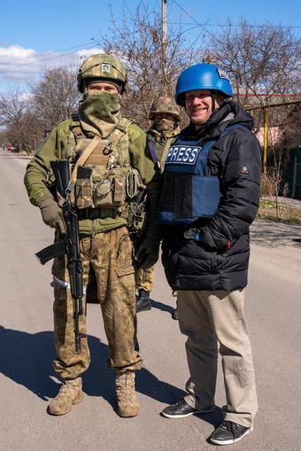 PulseOfUkraine's tweet photo. Типова тактика Росії — спроби розколоти українське суспільство через ІПСО, граючи на чутливій темі полонених і повернення тіл загиблих воїнів.

Вчора ГУР МОУ чітко відреагувало на вкид росіян про нібито зрив домовленостей.

Сьогодні росіяни пішли далі. 

Витягли на сцену якогось німецького "журналіста" на фоні траків. 

Тільки ось і журналіст той не випадковий — Z-нік, відданий "руському миру" за гонорари.

Пішли по методичкам 2014-15 років