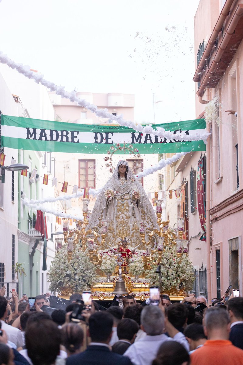 📣 Agradecemos a todos los hermanos participantes del cortejo, hombres y mujeres de trono, a la <a href="/BMRocioMLG/">Banda de Música Virgen del Rocío</a>, vecinos y devotos de la Virgen del Rocío por el gran día vivido ayer por las calles del barrio de la Victoria. La Virgen os lo premie.

📸 <a href="/valverdefoto/">Valverde Fotografía</a> 

#CofradíasMLG