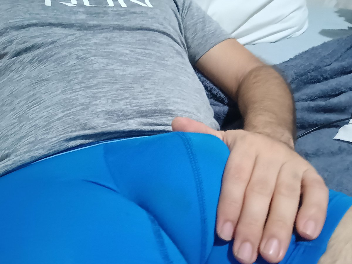 Acariciando un poco mi bulto. Quien se anima!