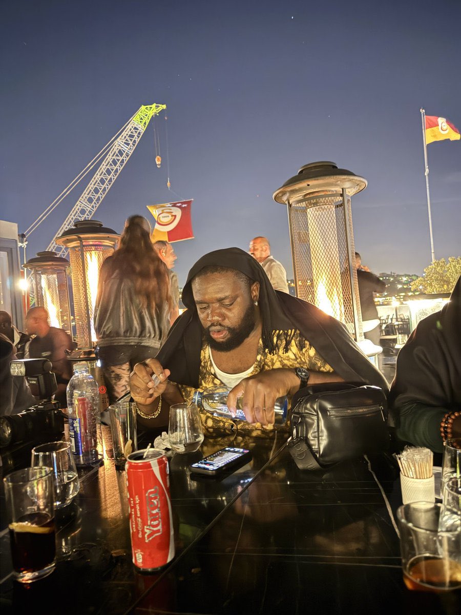 Bu yakışıklı beyin burada yedikleri toplam ne kadar tuttu? Hepsini karşılamak isterim.