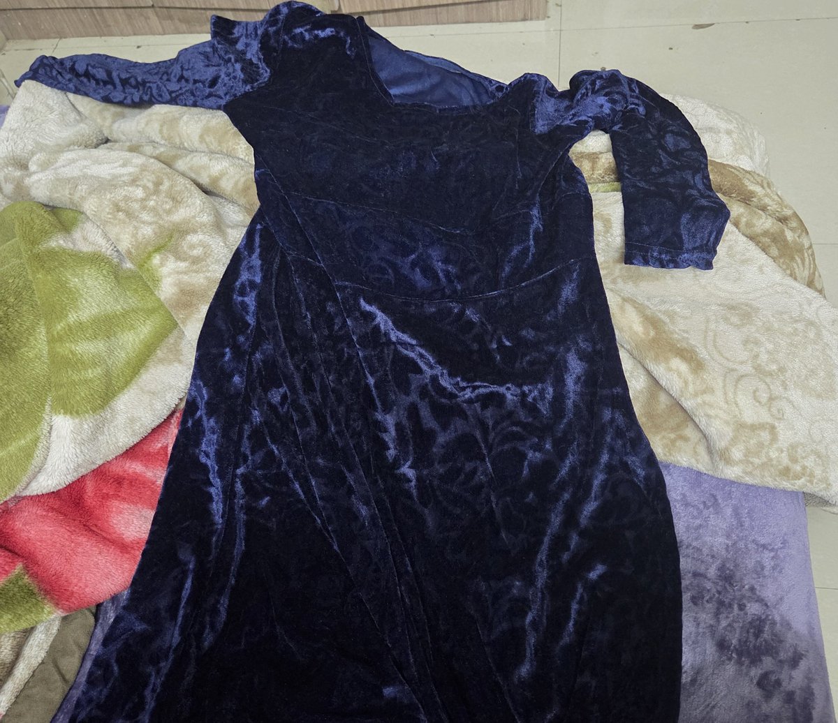 mayankglt's tweet photo. @mrtechpedia @Flipkart Pathetic by @Flipkart &amp; @myntra! Ordered a Rs.1.6k @OverlaysNow T-Shirt,they sent a GIRL's suit🫡.
Pic attached! 
Unboxing video is there but return denied,reason “internal check ok”.Disgraceful. @amazonIN is far more professional &amp; honest. @MyntraSupport never order from them. https://t.co/Srn7VEX3ac