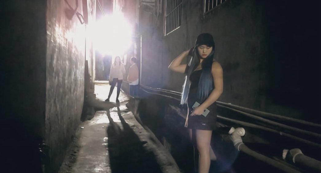 #站街 #站街女 #快餐 #扫街 
北京市朝阳区老君堂胡同晚上10点多到这边多转一下，这里有5个左右站街女，这个是大姐大，手臂肌肉比我的好粗，在床上也是猛的一批，让她坐着你使劲摇就行，叫声也是很放荡的，想要认识的可以主 页找我，200的快餐。